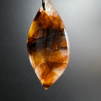 Golden Healer Quarz Anhänger, marquise-form, bernstein-orange Einschlüsse mit dunklen Zonen in klarem Quarz | Happy Minerals