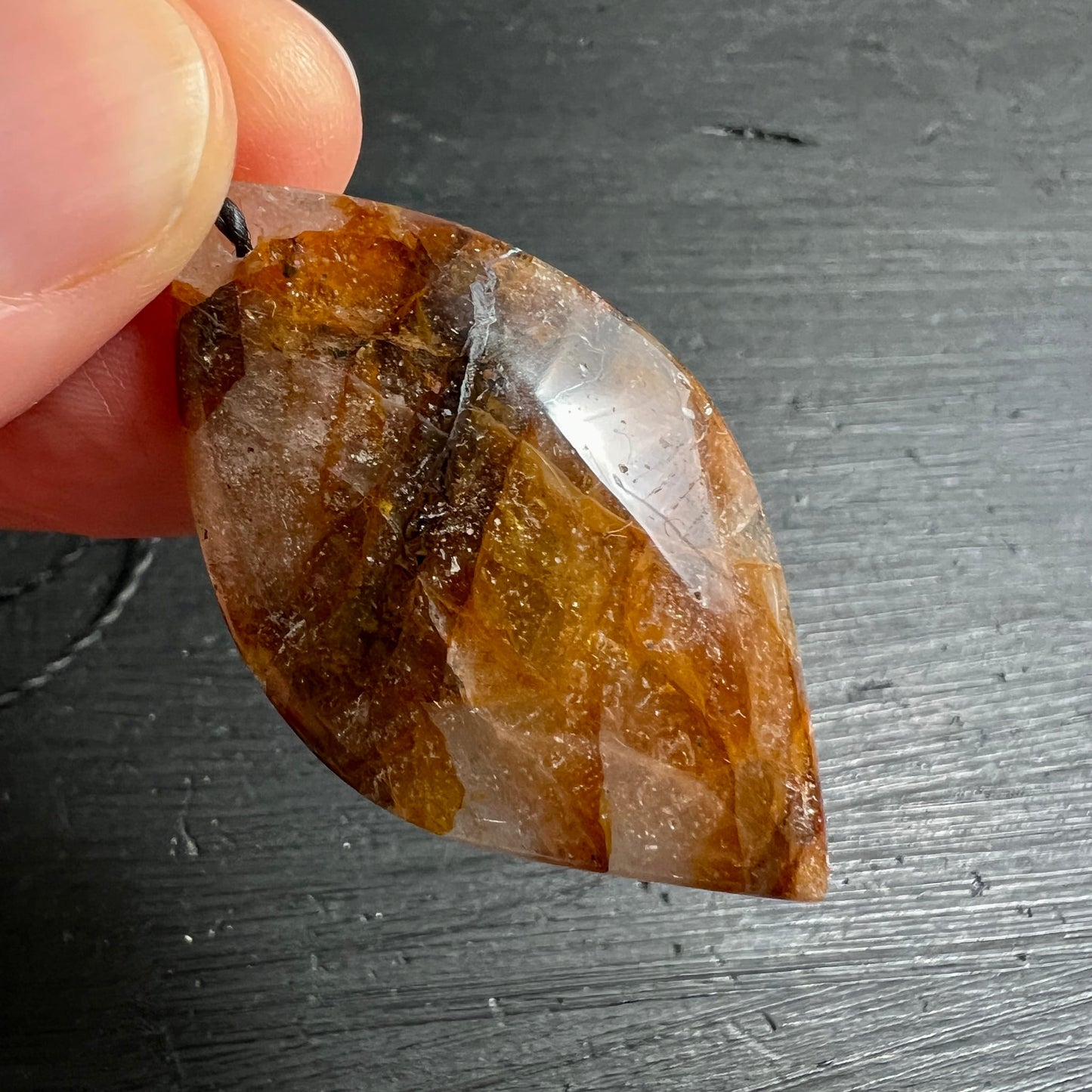Golden Healer Quarz Anhänger, blattförmig poliert, goldbraun-orange mit klaren Zonen und tiefen Einschlüssen | Happy Minerals