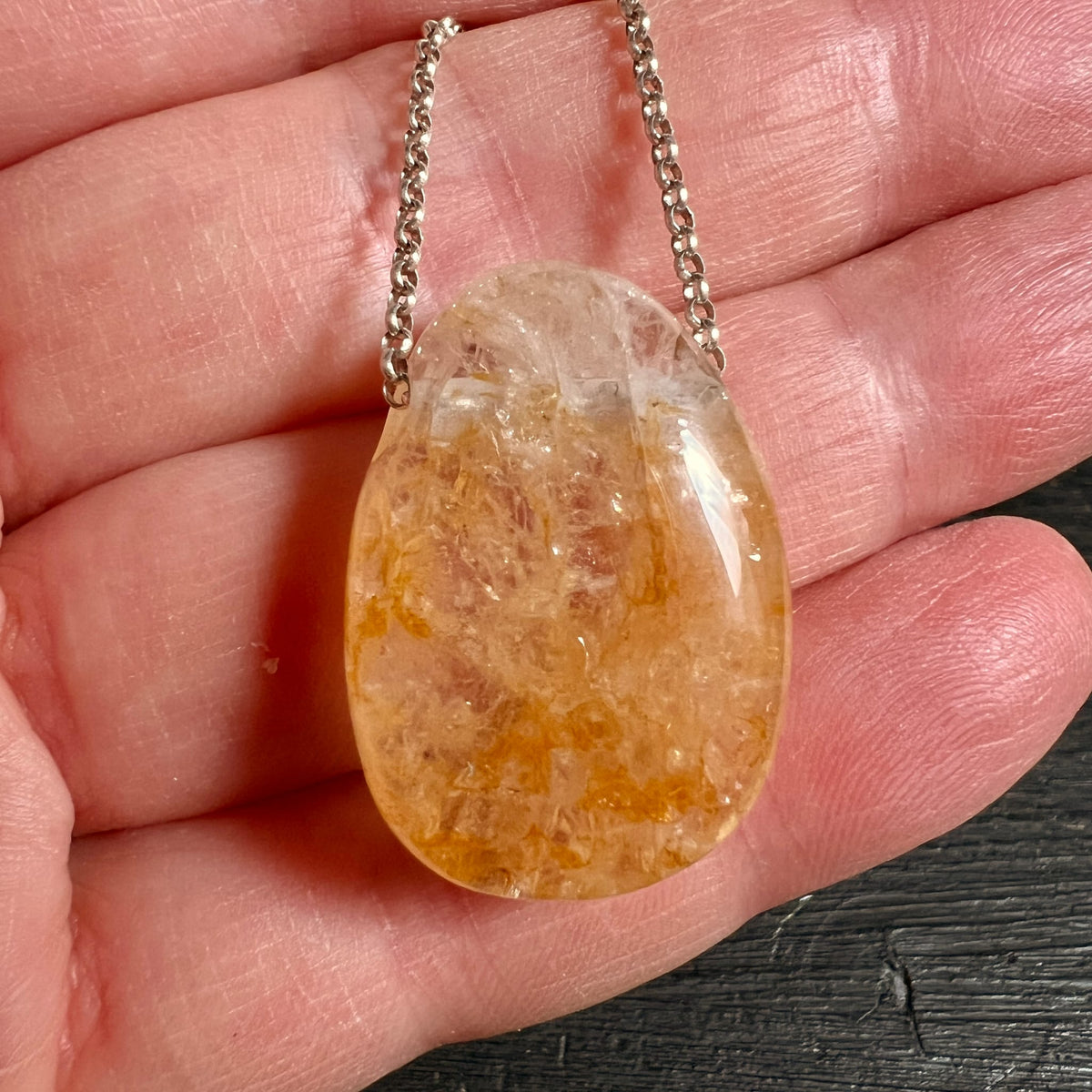 Golden Healer Quarz Tropfen mit goldgelben Schleiern und klaren Zonen, polierte Oberflaeche | Happy Minerals