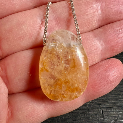 Golden Healer Quarz Tropfen mit goldgelben Schleiern und klaren Zonen, polierte Oberflaeche | Happy Minerals