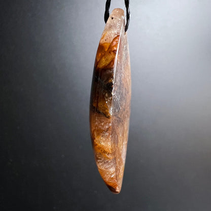 Golden Healer Quarz Anhänger, mandelförmig poliert, transparent mit goldgelb-orangebraunen Einschlüssen und dunklen Zonen | Happy Minerals