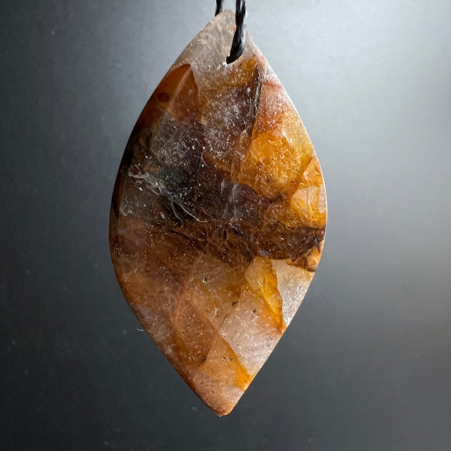 Golden Healer Quarz Anhänger, marquise-Form, orange-braune Zonen mit rauchigen Schlieren, facettiert poliert | Happy Minerals