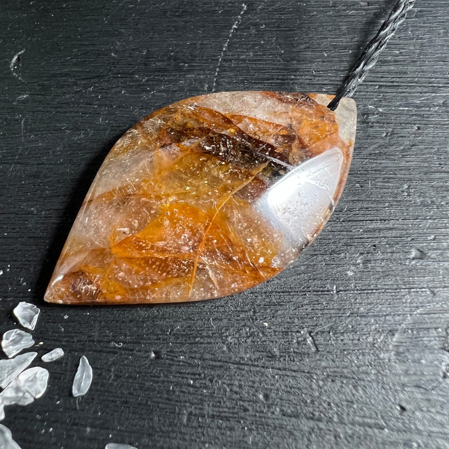 Golden Healer Quarz Anhänger, marquise-Form poliert, leuchtendes Orange-Goldbraun mit weissen Zonen und Gitterstruktur | Happy Minerals