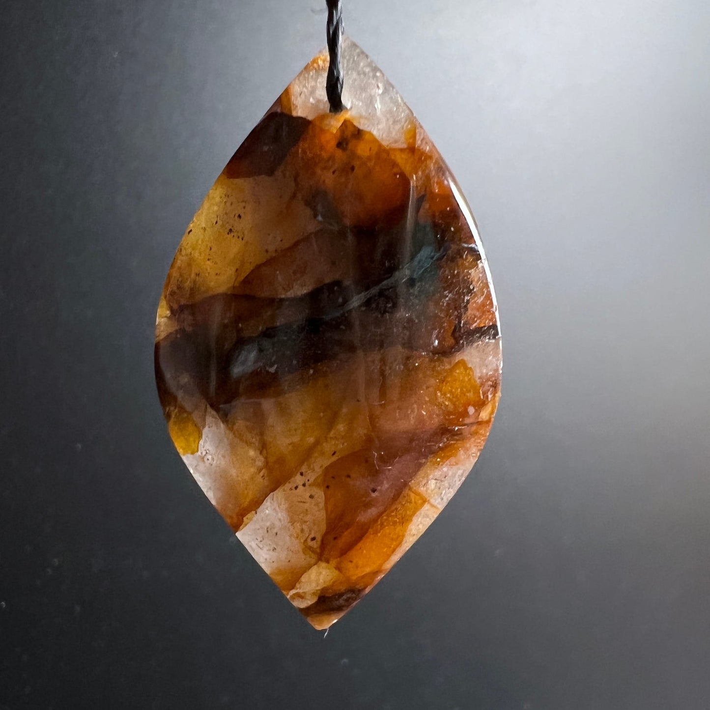 Golden Healer Quarz Anhänger, Marquise-Form, orange-goldene Zonen mit dunkelgrauen Schlieren in klarem Quarz | Happy Minerals