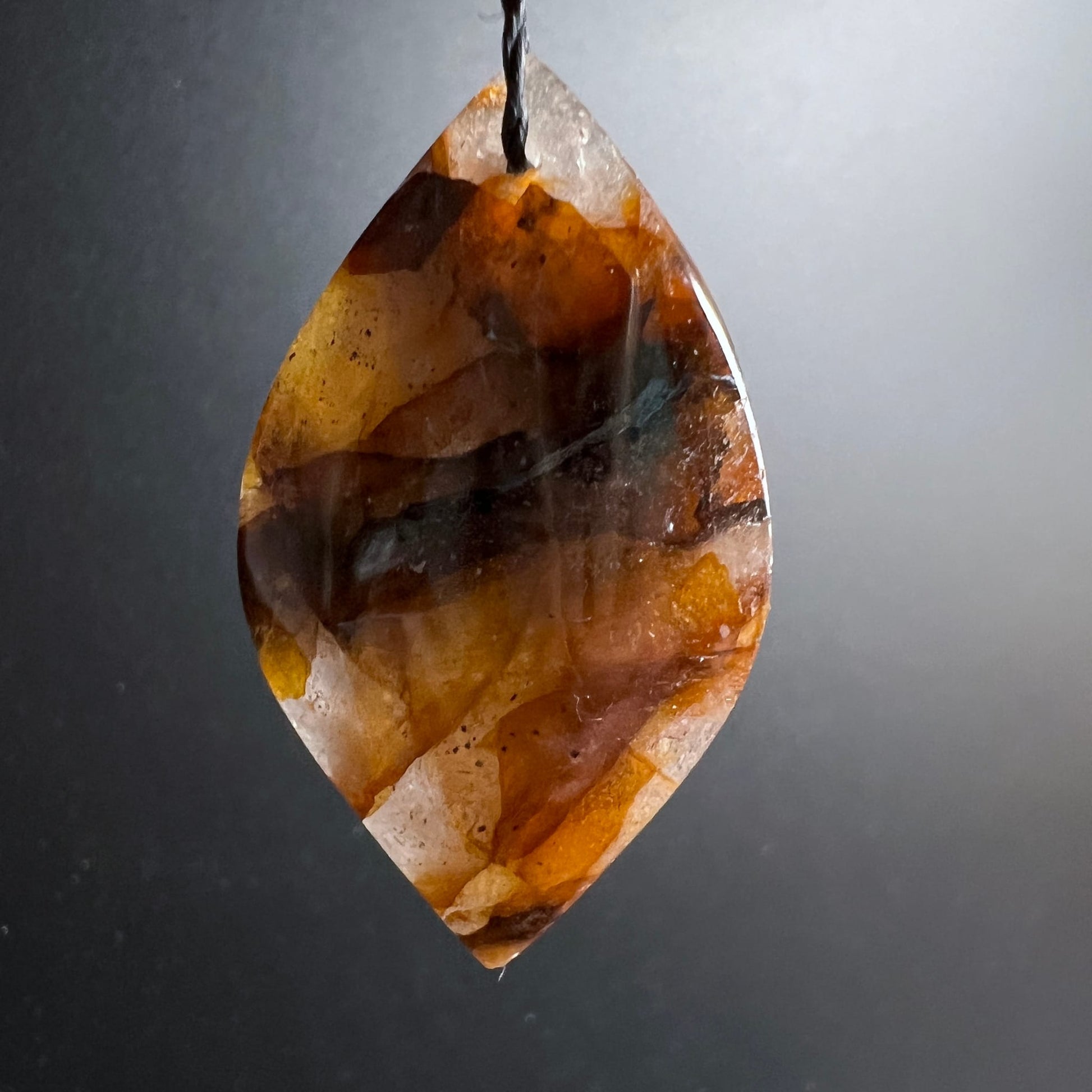 Golden Healer Quarz Anhänger, Marquise-Form, orange-goldene Zonen mit dunkelgrauen Schlieren in klarem Quarz | Happy Minerals