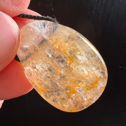Golden Healer Quarz Tropfen, milchig-klar mit goldbraunen Schlieren und Rissen, poliert | Happy Minerals