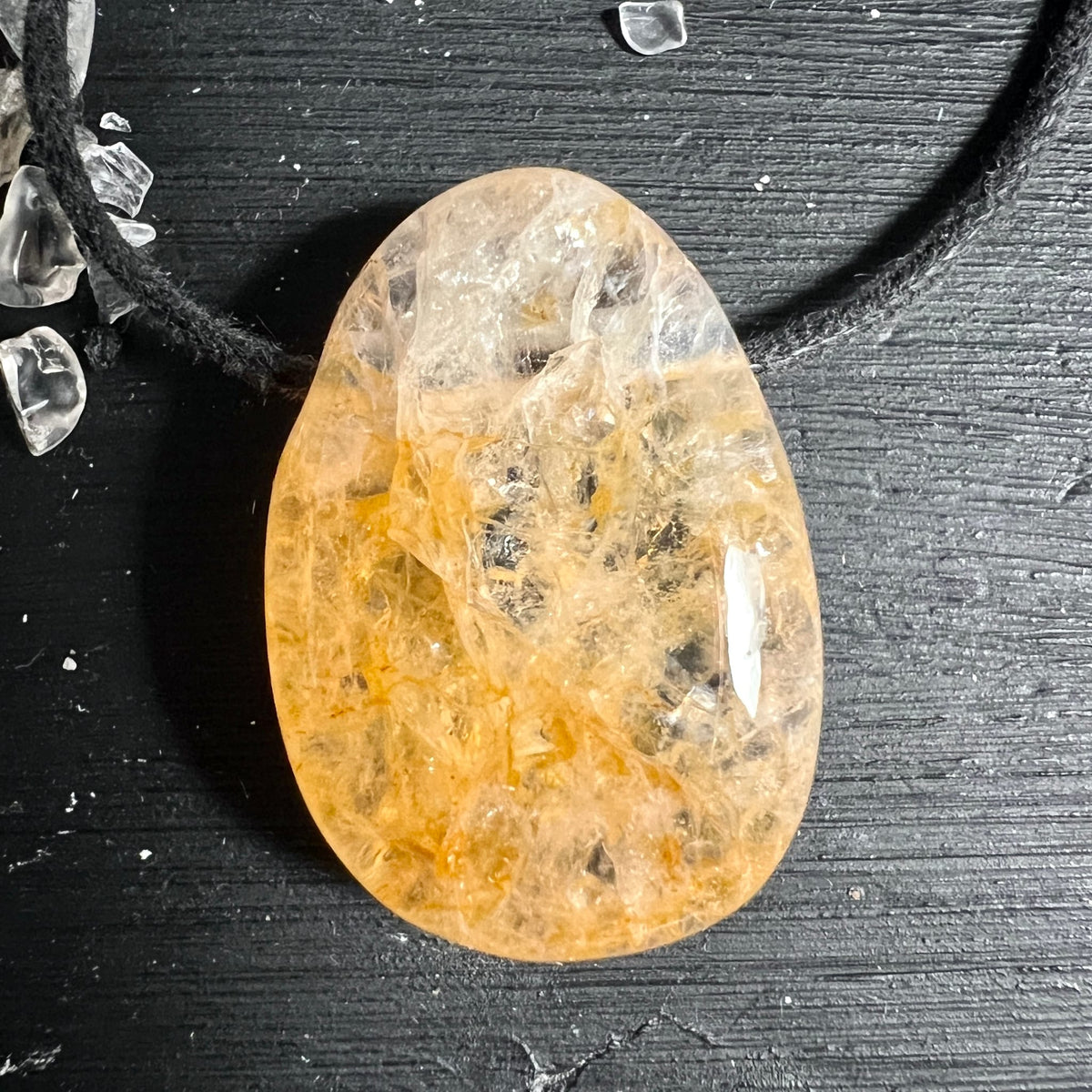 Golden Healer Quarz Anhaenger Tropfen, klar bis goldgelb mit inneren Rissen und Glanz | Happy Minerals