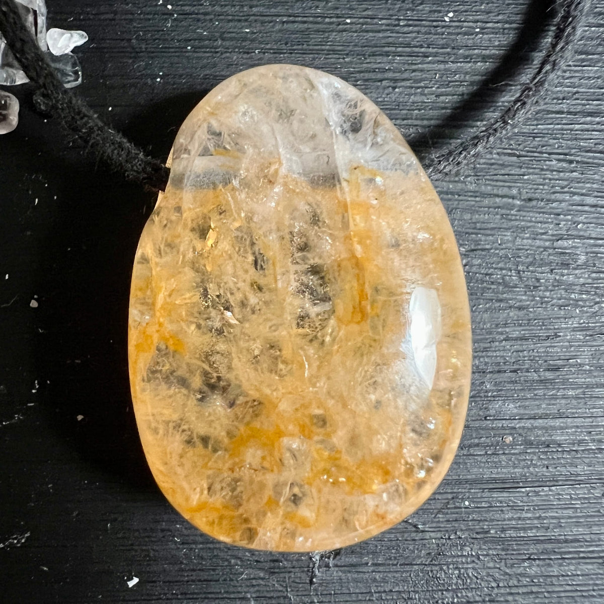 Golden Healer Quarz Anhaenger, tropfenfoermig, klarer Quarz mit goldgelben Einschluessen und Glanz | Happy Minerals