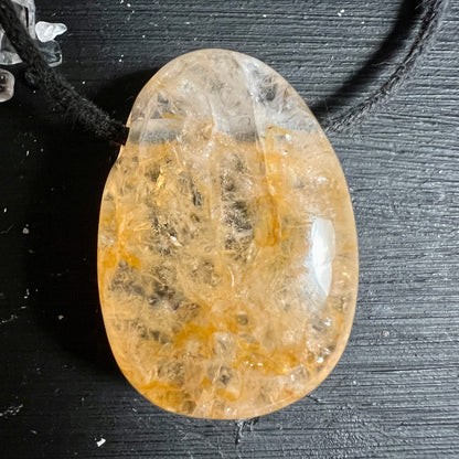 Golden Healer Quarz Anhaenger, tropfenfoermig, klarer Quarz mit goldgelben Einschluessen und Glanz | Happy Minerals