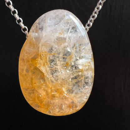 Golden Healer Quarz Anhaenger, Tropfenform, klar mit goldgelben Einschluessen und Fasern | Happy Minerals