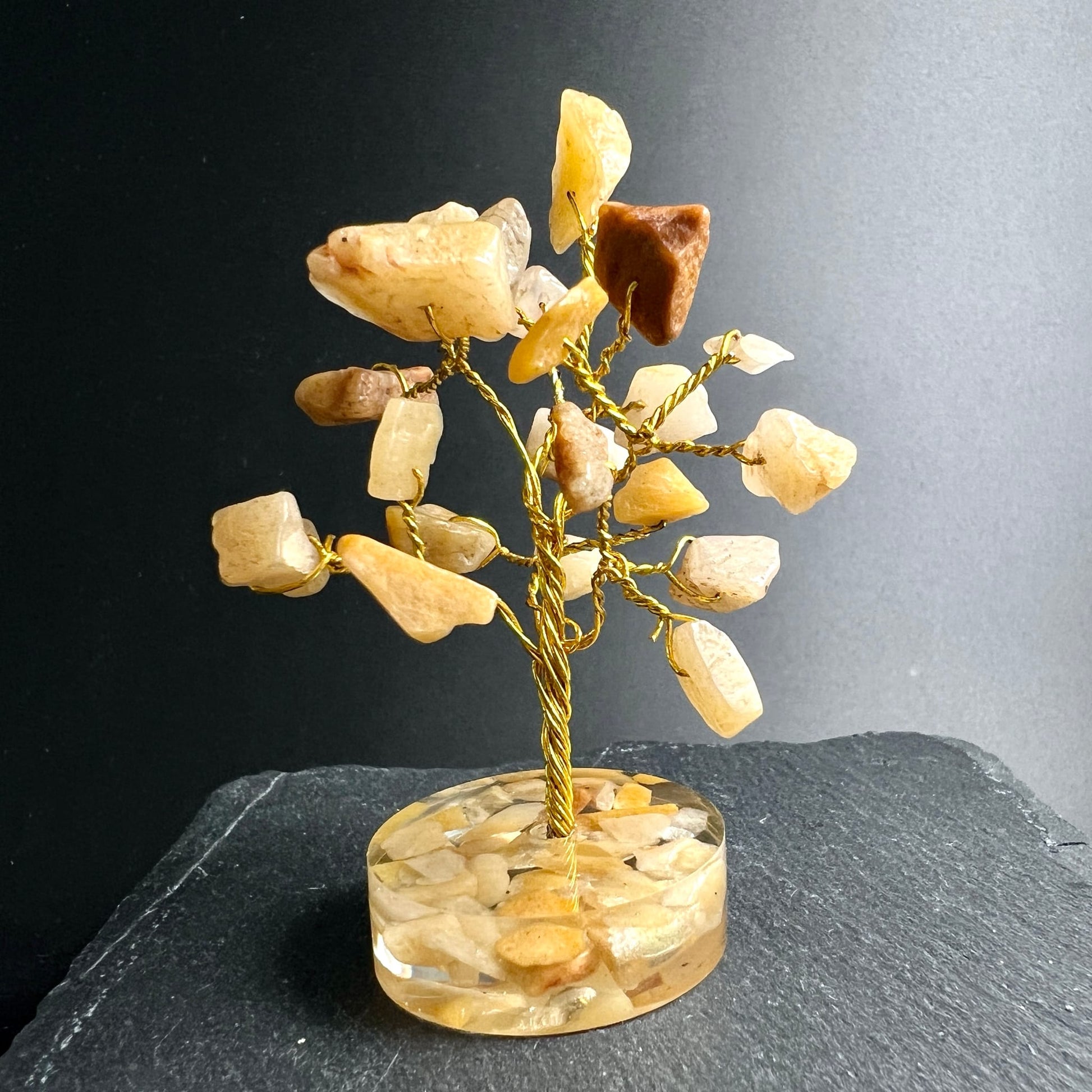 Goldener Edelsteinbaum | Golden Healer Quarz | honiggelbe Kristalle | Messingdraht | Harzbase | Variante A | Happy Minerals