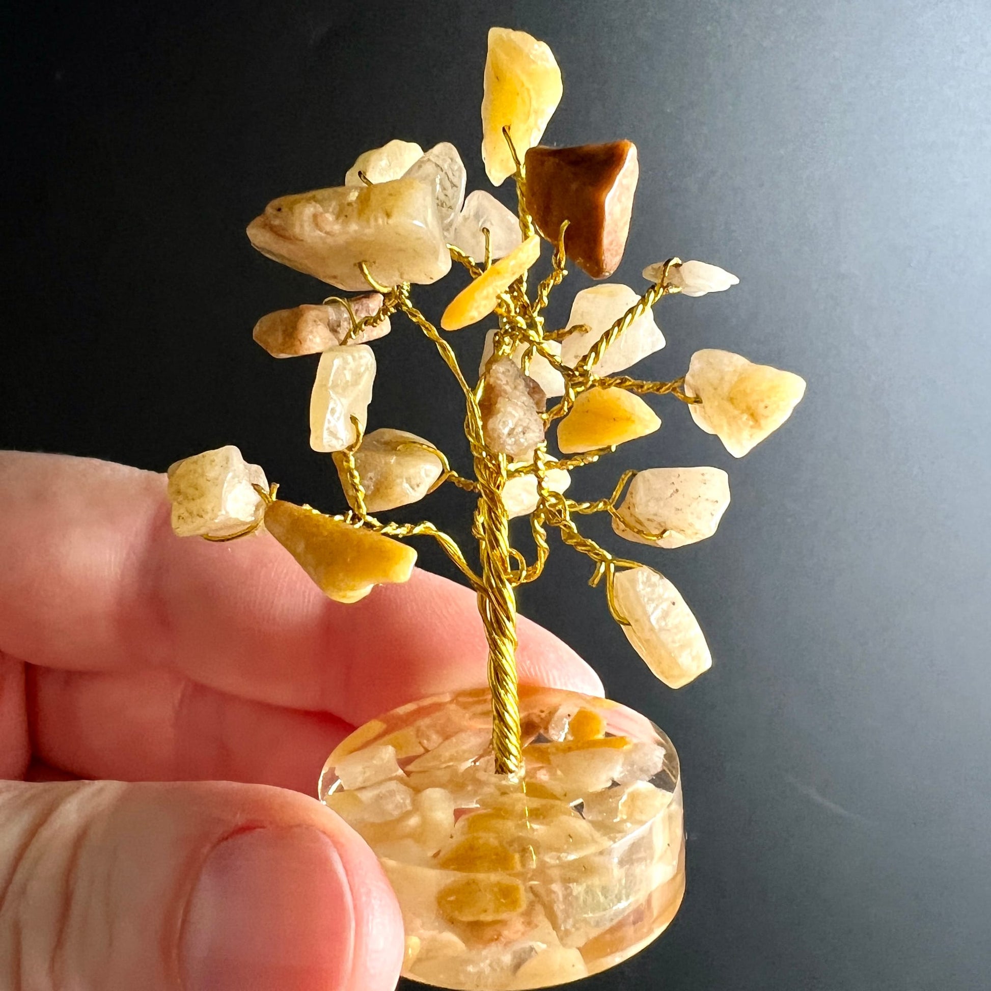 Golden Healer Quarz Baum | Nahaufnahme | honiggelbe Steine | brauner Akzentstein | Messingdraht | Handgröße | Happy Minerals