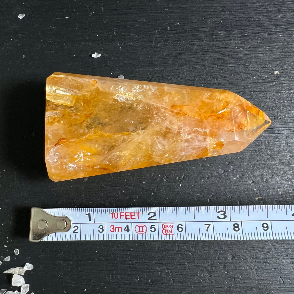 Golden Healer liegend mit Maßband | Größenvergleich | massiver Limonit Quarz Kristall | Happy Minerals