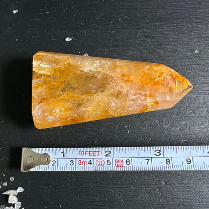 Golden Healer liegend mit Maßband | Größenvergleich | massiver Limonit Quarz Kristall | Happy Minerals