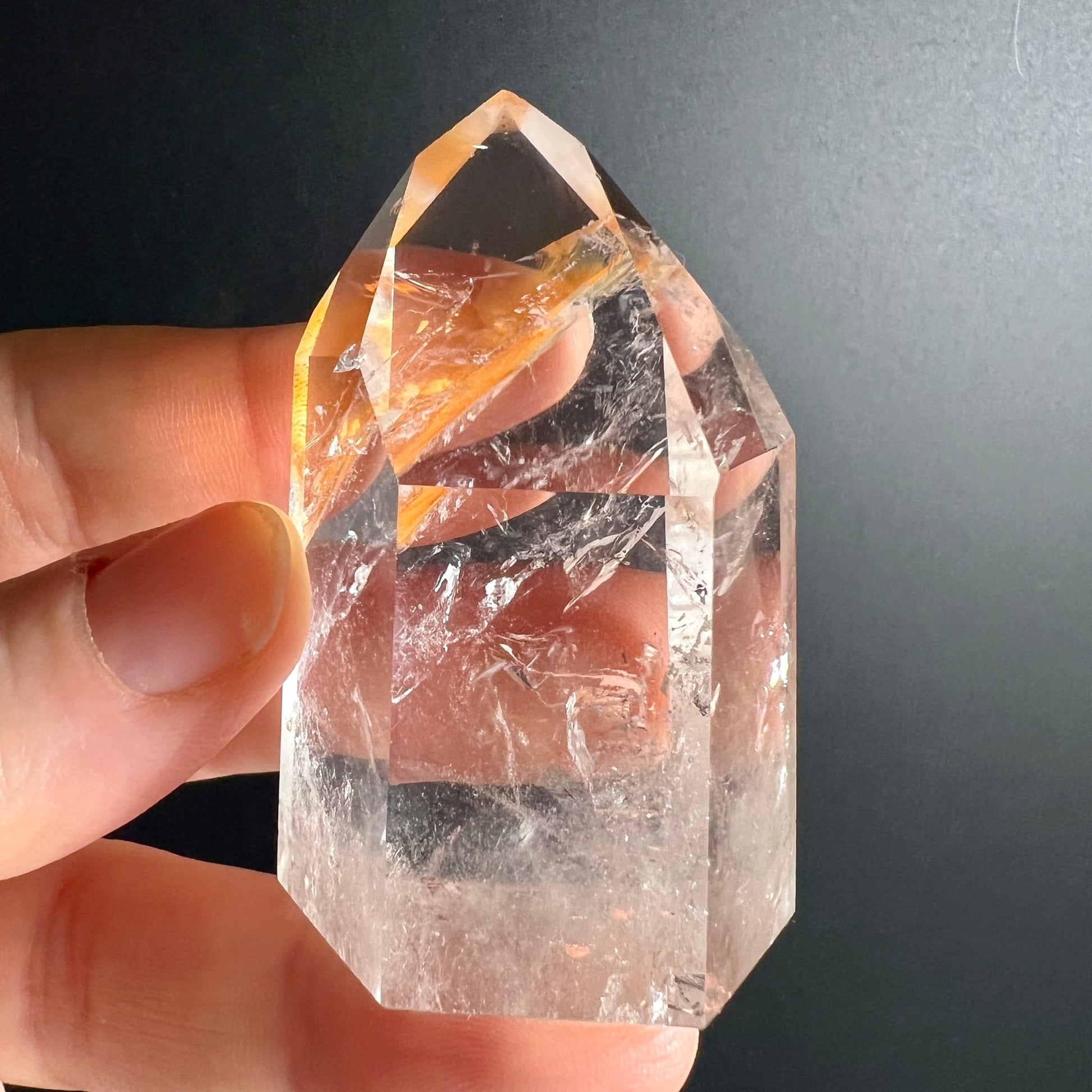 Golden Healer Kristall in Hand | Größenvergleich | goldene Einschlüsse | Happy Minerals