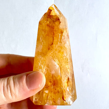 Golden Healer in Hand gehalten | Größenvergleich | warme Goldtöne | Limonit Quarz Unikat | Happy Minerals