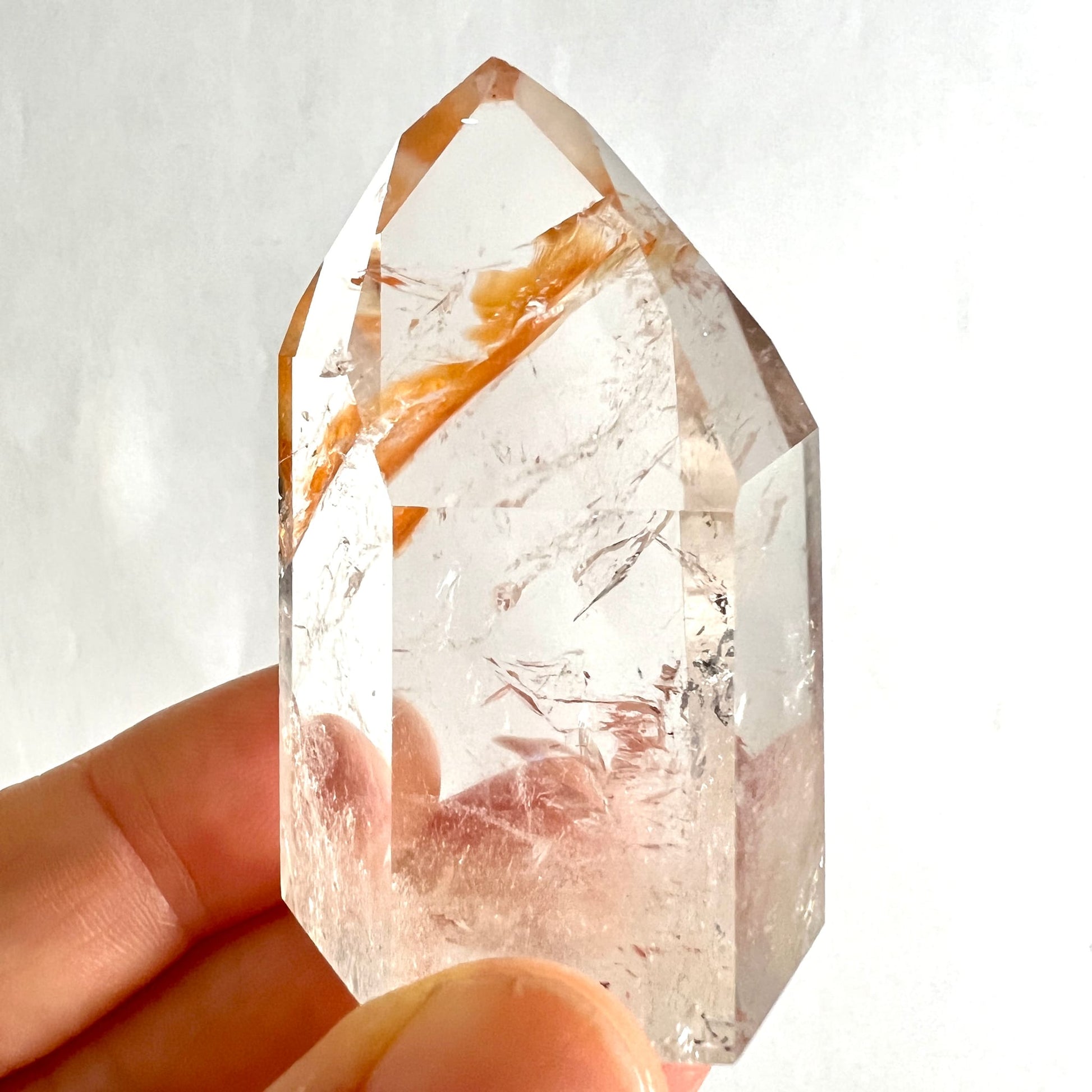 Golden Healer Kristallspitze komplett | goldene Ader im hellen Licht | Happy Minerals