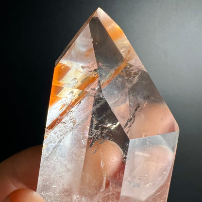 Detailansicht Kristallspitze in Hand | orange Limonit Struktur | Golden Healer | Happy Minerals
