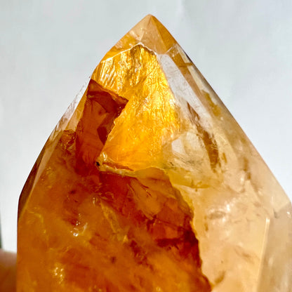 Golden Healer Spitze im Detail | leuchtend orange Kristallspitze | scharfe Kanten | Limonit Quarz | Happy Minerals