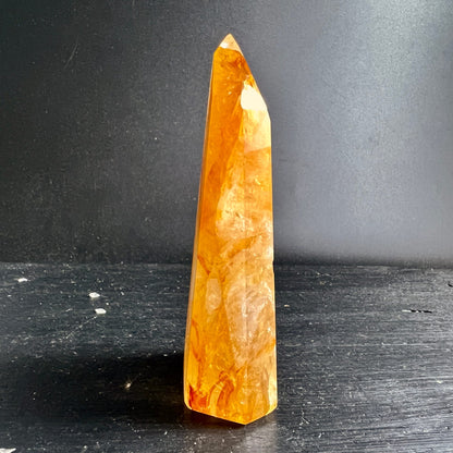 Golden Healer Spitze | schlanke Silhouette | honigfarbene Tiefen | Limonit Quarz Unikat | Happy Minerals