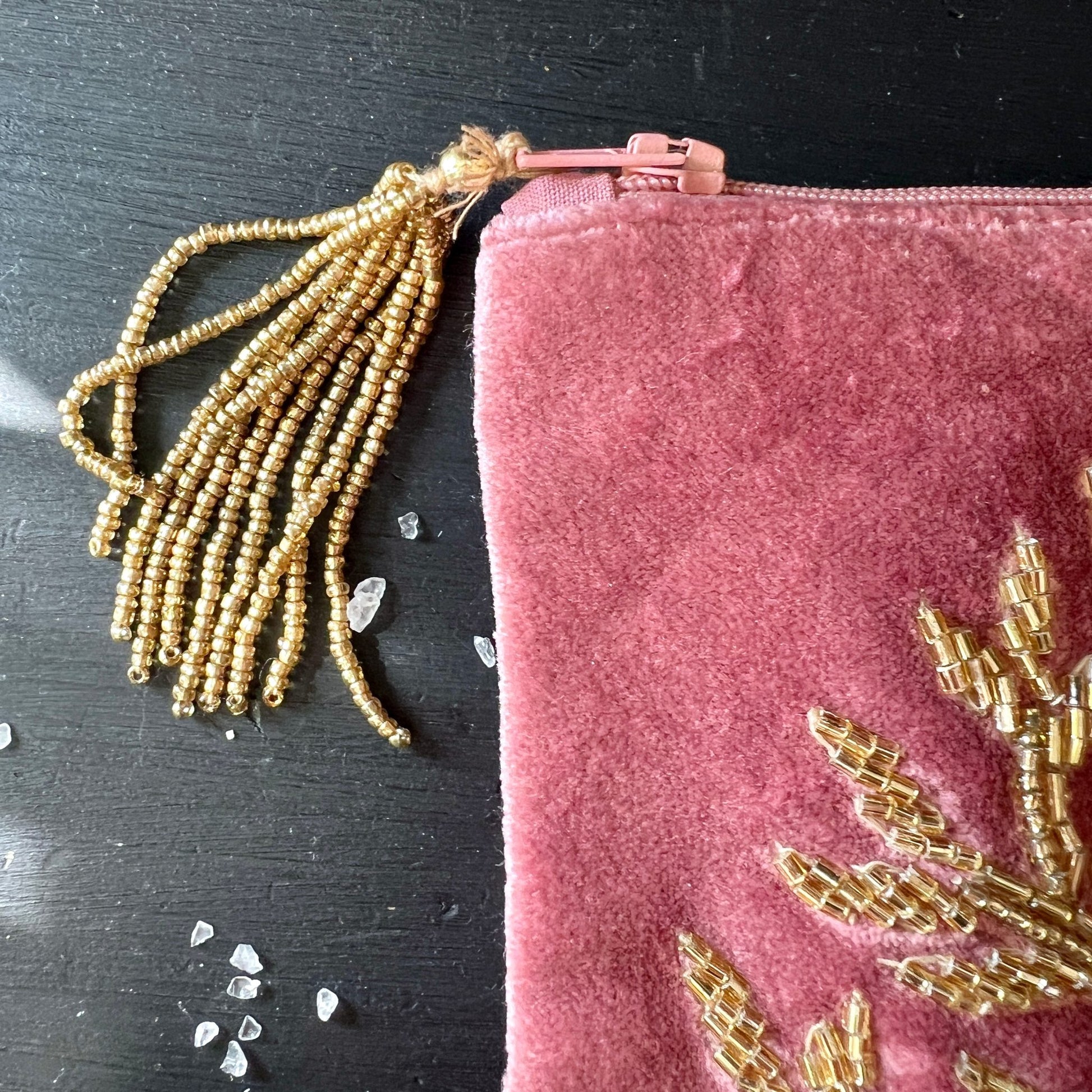 Goldene Perlen Quaste | beschädigte Stickerei | Rückseite rosa Samttasche | Happy Minerals