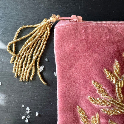 Goldene Perlen Quaste | beschädigte Stickerei | Rückseite rosa Samttasche | Happy Minerals