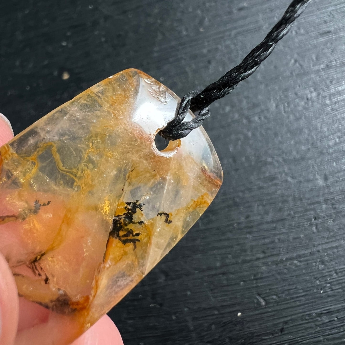 Goldener Heiler Trapez | Rückseite | intensive Orangetöne | feine Dendritenmuster | gebohrt | Happy Minerals