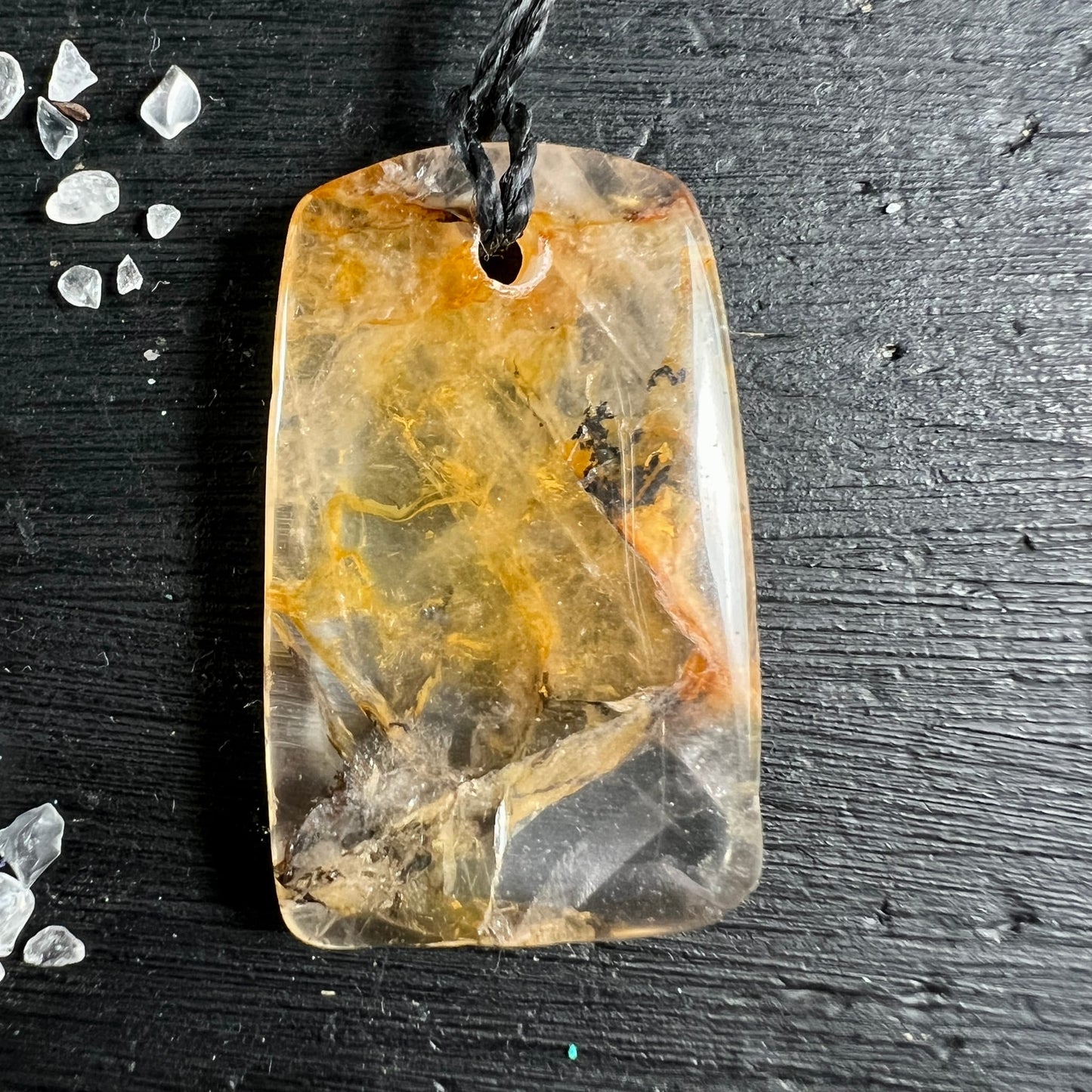 Goldener Heiler Unikat | hängend an schwarzer Kordel | leuchtendes Goldgelb | Dendriten | Happy Minerals