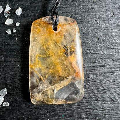 Goldener Heiler Unikat | hängend an schwarzer Kordel | leuchtendes Goldgelb | Dendriten | Happy Minerals