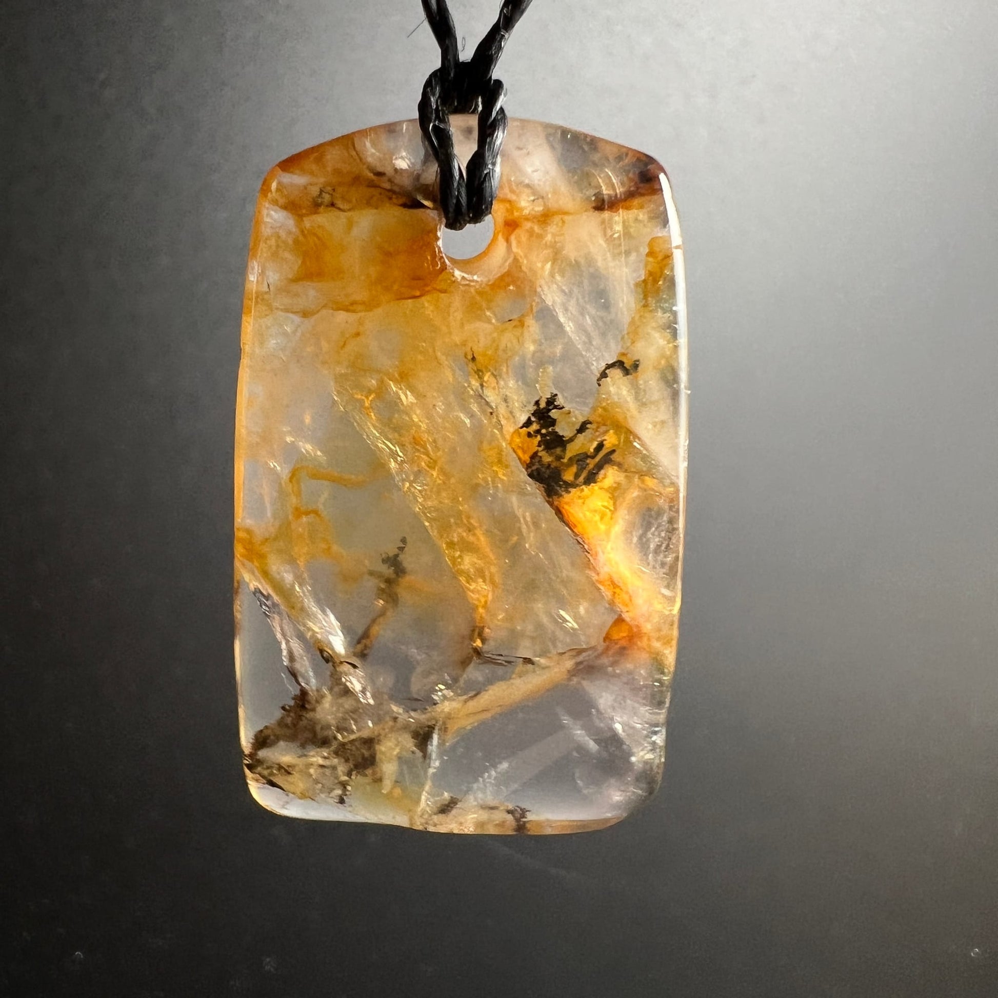 Goldener Heiler | andere Seite hängend | helles Grau | goldene Adern | verzweigte Dendriten | Happy Minerals