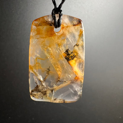 Goldener Heiler | andere Seite hängend | helles Grau | goldene Adern | verzweigte Dendriten | Happy Minerals