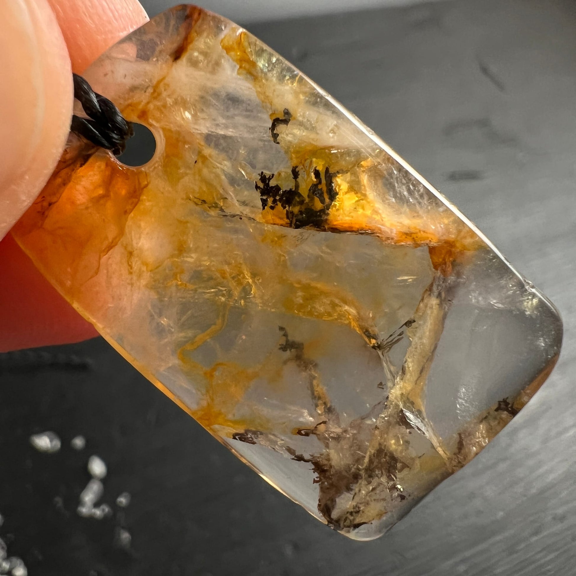 Goldener Heiler Brasilien | Fingergriff | schräge Perspektive | warmes Bernsteingelb | Dendritengeflecht | Happy Minerals