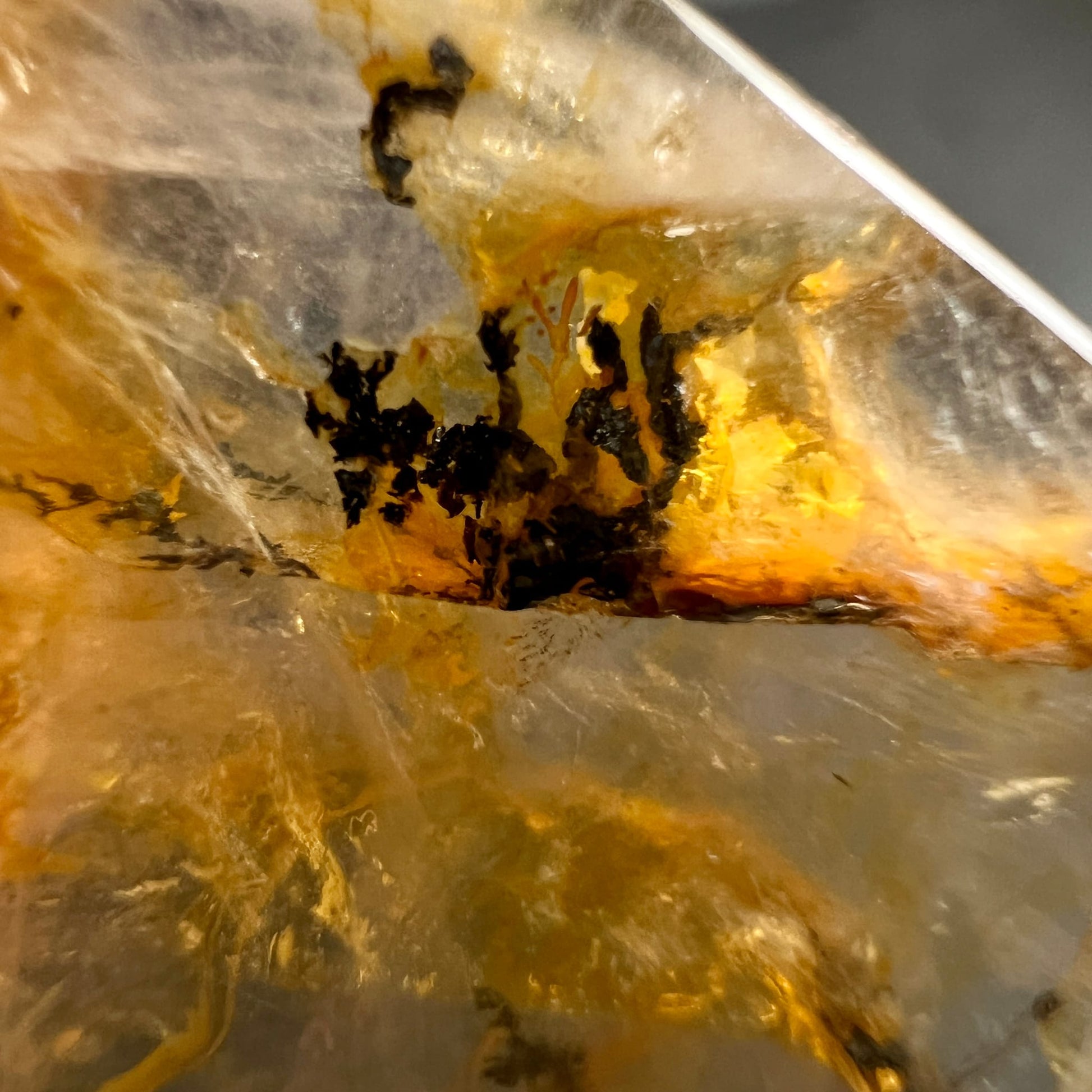 Goldener Heiler Makro | leuchtend orange Eisenoxid | schwarze Dendritenwolken | kristalline Struktur | Happy Minerals