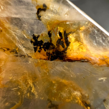Goldener Heiler Makro | leuchtend orange Eisenoxid | schwarze Dendritenwolken | kristalline Struktur | Happy Minerals