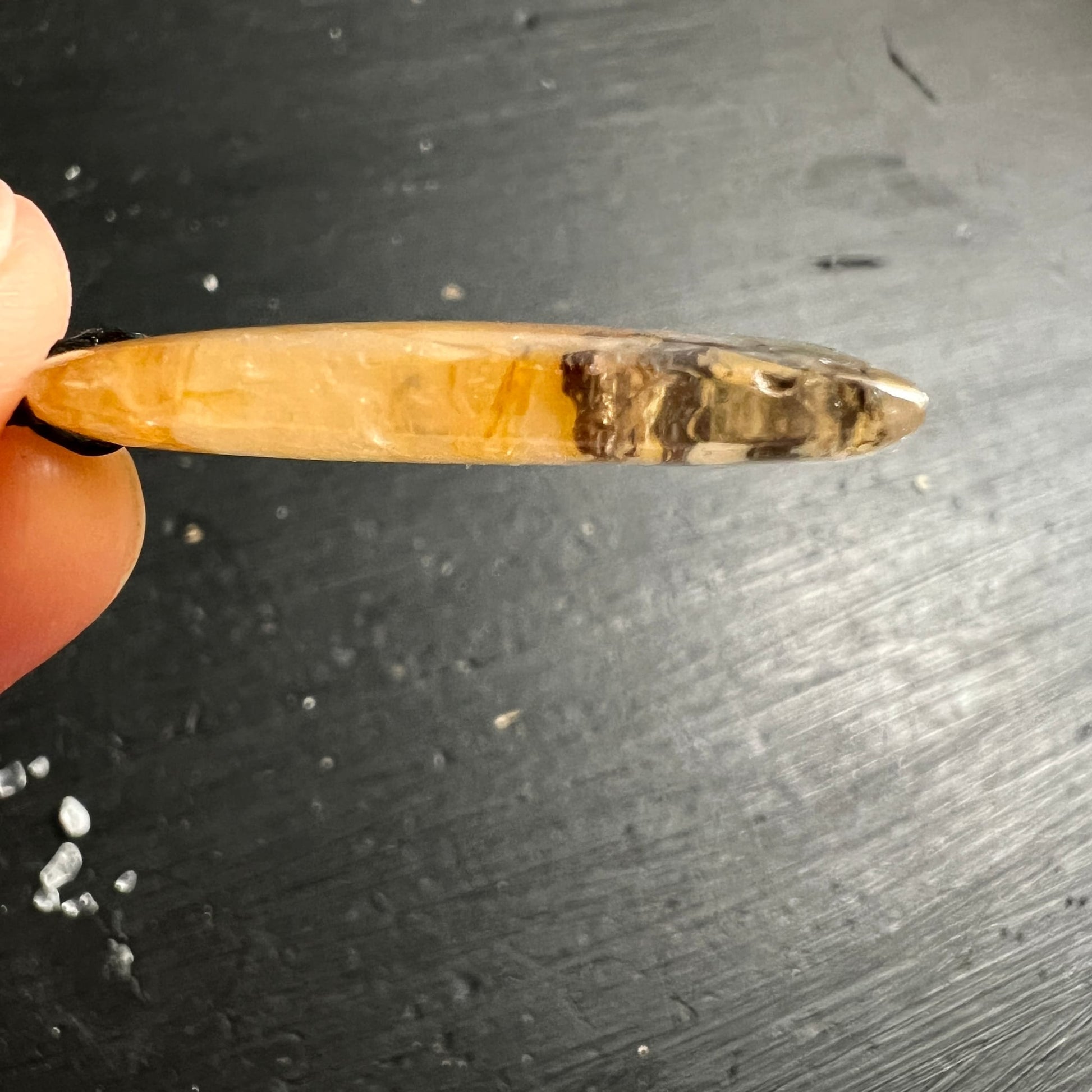 Goldener Heiler Seitenansicht | schmale Kante | honiggelbe Schichten | Farbverlauf Bernstein zu Braun | Happy Minerals