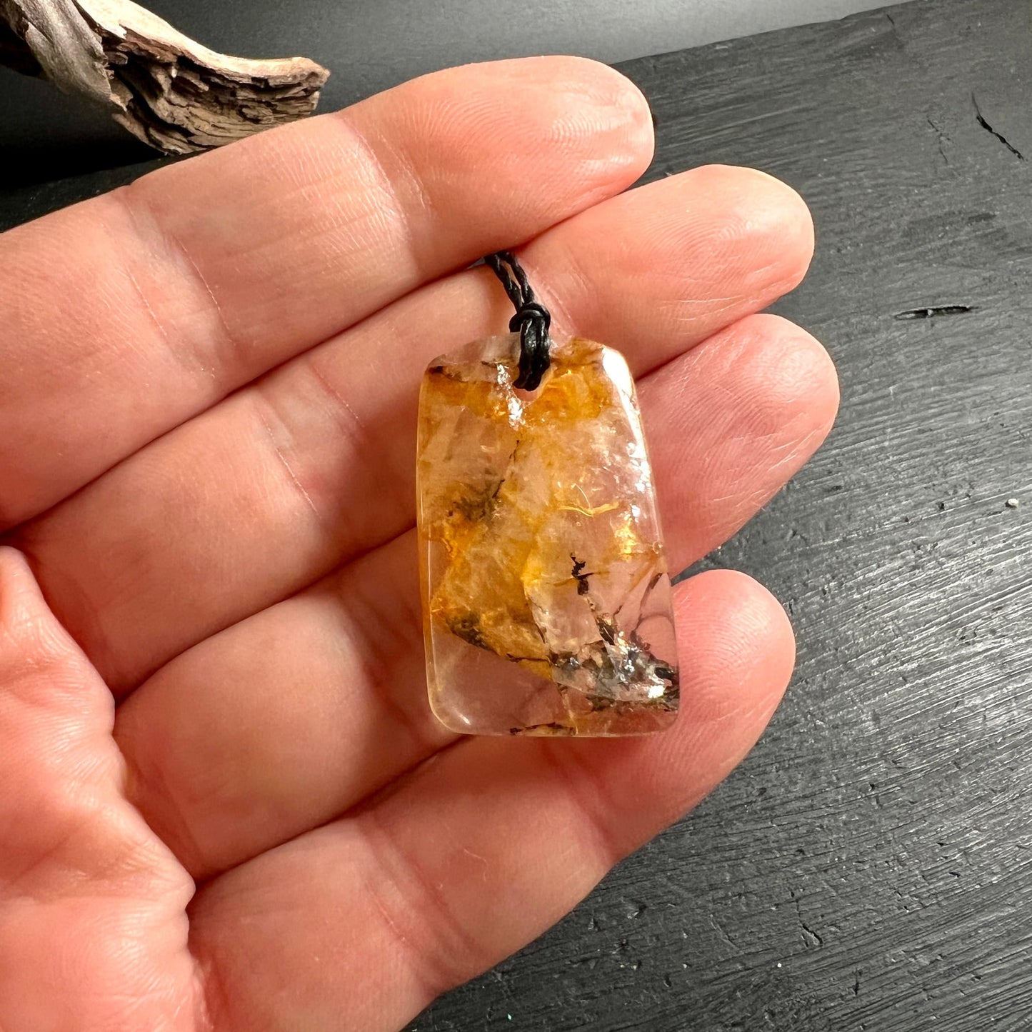 goldener heiler mit schwarzen dendriteneinschlüssen | Ansicht 11 | Happy Minerals