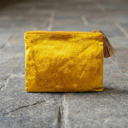 Goldgelbe Samt Kosmetiktasche | schlicht elegant | Quaste Detail | Happy Minerals | indien rechteck