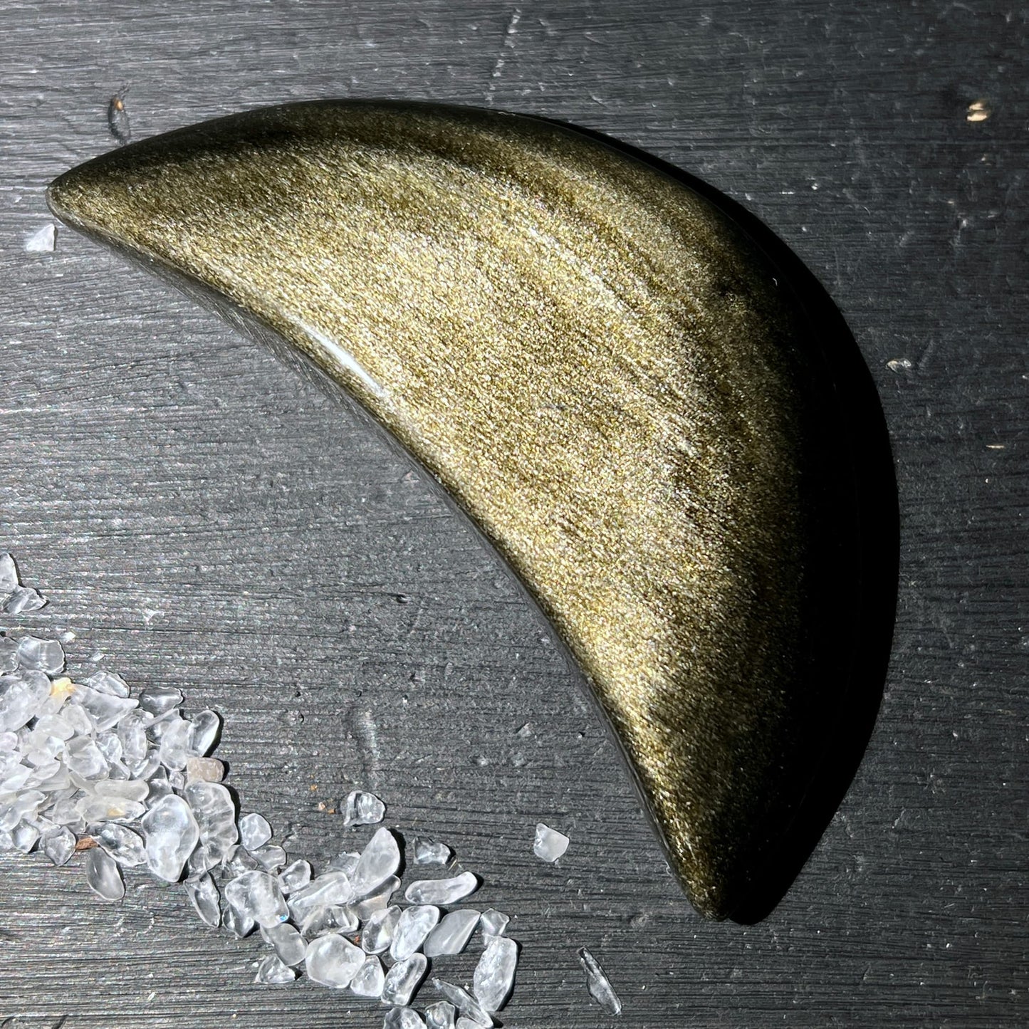 Goldobsidian Mond poliert, tiefschwarz mit intensivem gold-schimmerndem Scheen, halbmondförmig | Happy Minerals
