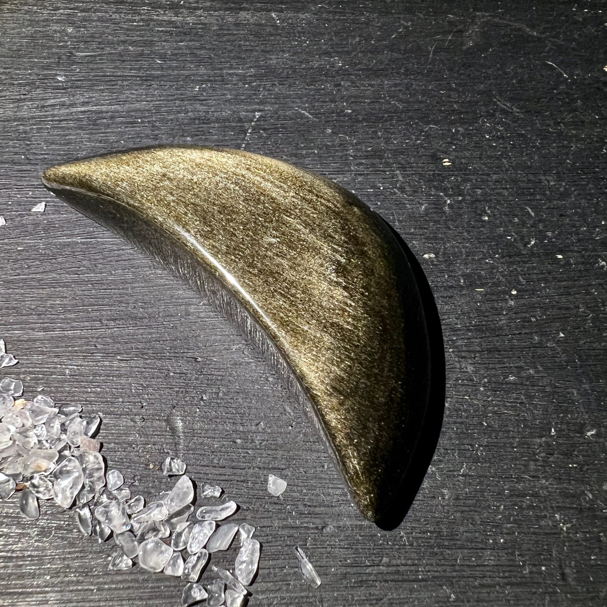 Goldobsidian Mond poliert, tiefschwarz mit goldenem Schimmer und feinen Fasern, Halbmond 72mm | Happy Minerals
