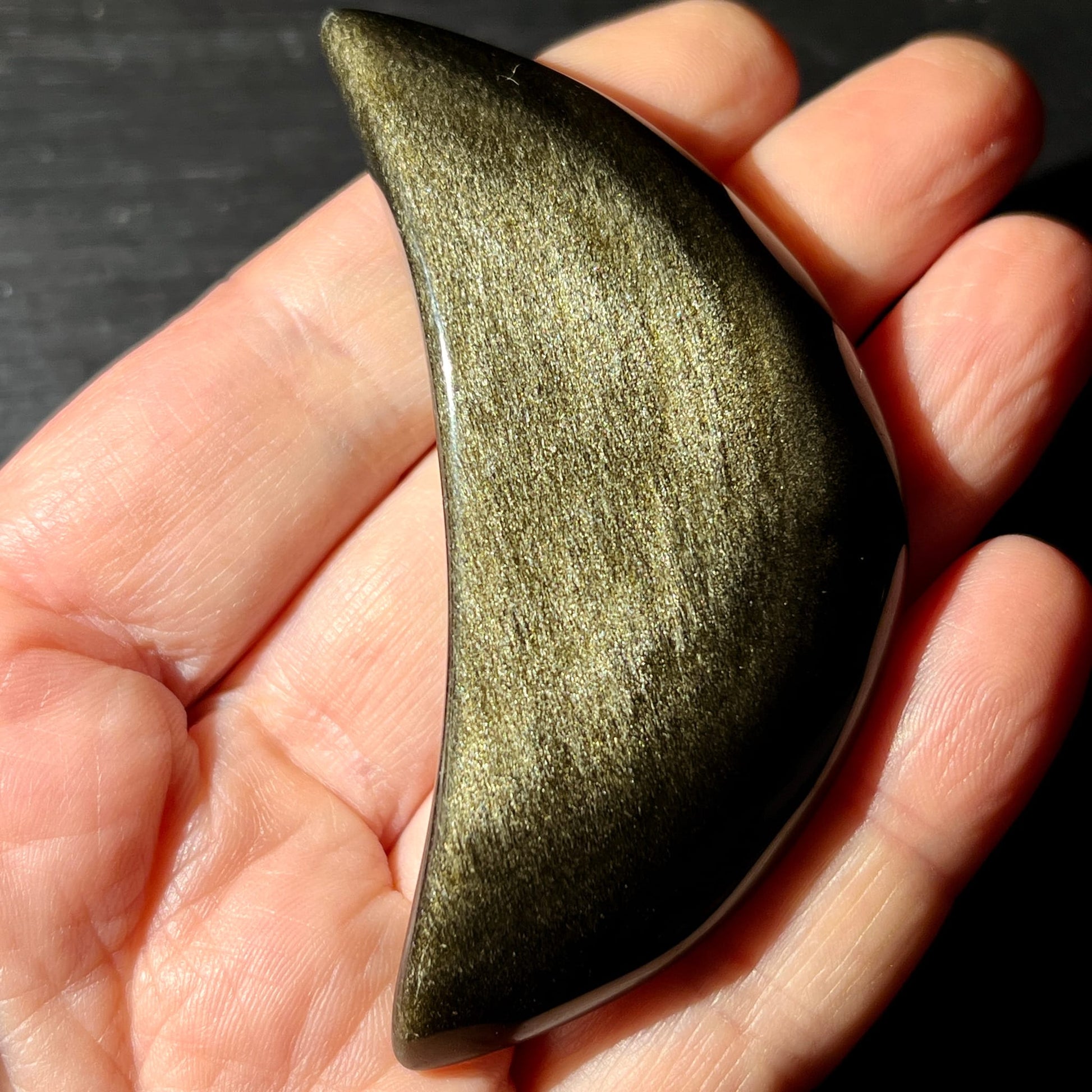 Mondförmiger Obsidian, tiefschwarz mit goldenem Schimmer und seidigem Lichtreflex, poliert, 72mm | Happy Minerals