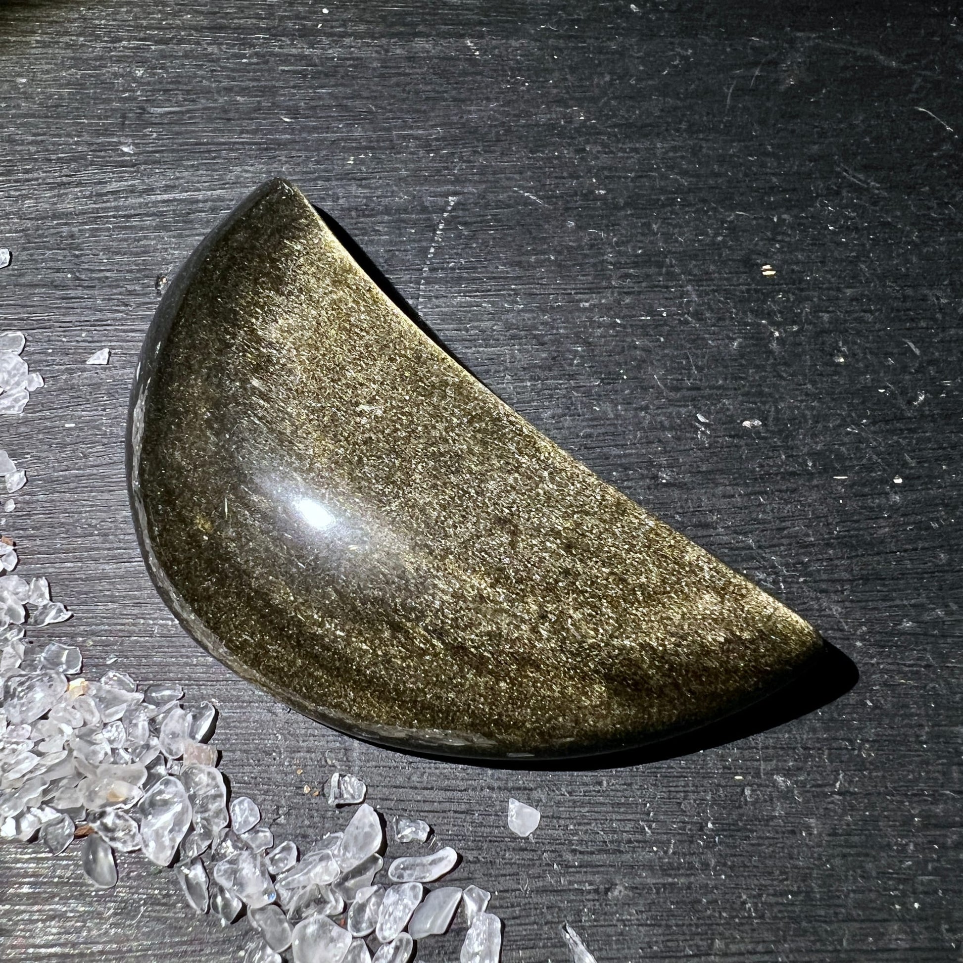 Polierter Goldobsidian Halbmond, tiefschwarz mit golden-bronzefarbenem Schimmer und metallischem Glanz | Happy Minerals