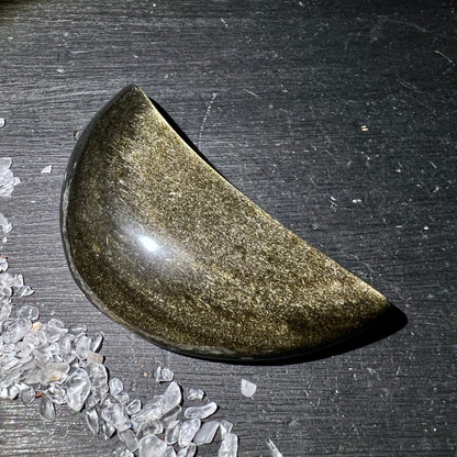 Polierter Goldobsidian Halbmond, tiefschwarz mit golden-bronzefarbenem Schimmer und metallischem Glanz | Happy Minerals