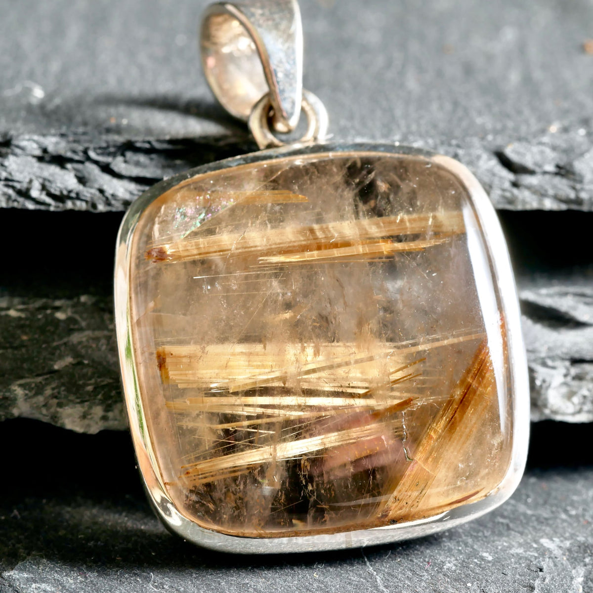 Goldrutilquarz | Detailansicht | glitzernde Rutilstrahlen | transparenter Quarz | Silberfassung | Happy Minerals