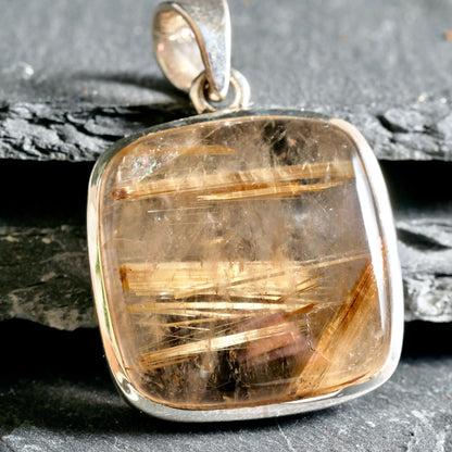 Goldrutilquarz | Detailansicht | glitzernde Rutilstrahlen | transparenter Quarz | Silberfassung | Happy Minerals