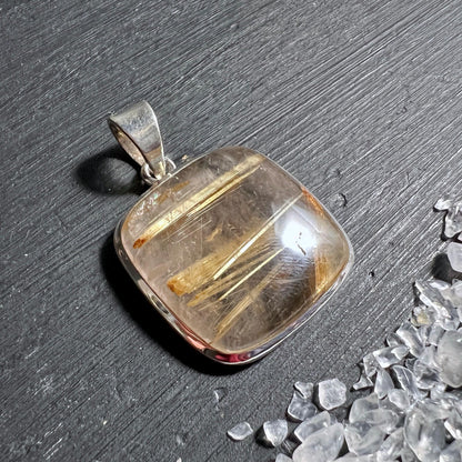 Goldrutilquarz Anhaenger, kissenfoermig poliert, goldene Nadeleinschluesse in Silberfassung | Happy Minerals