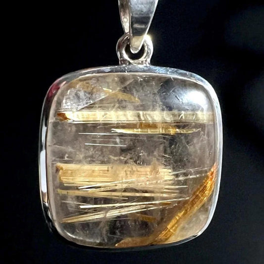 Goldrutilquarz Anhaenger, klarer Quarz mit goldenen Rutilnadeln, quadratisch poliert, Silberfassung | Happy Minerals