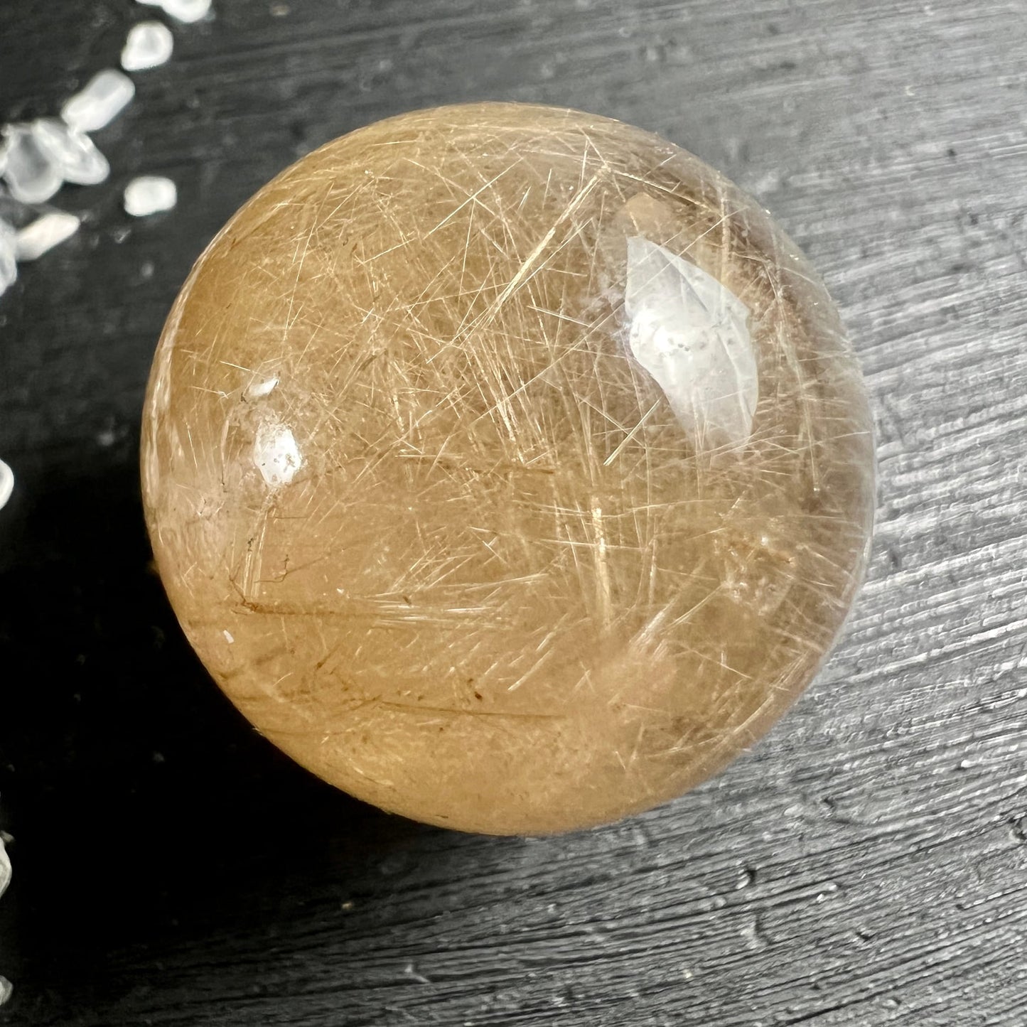 Goldrutilquarz Kugel | honiggelb | feine Rutilnadeln | schwarzer Hintergrund | Happy Minerals
