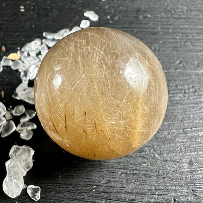 Goldrutilquarz Kugel | Draufsicht | goldbraune Töne | Kristallsplitter ringsum | Happy Minerals