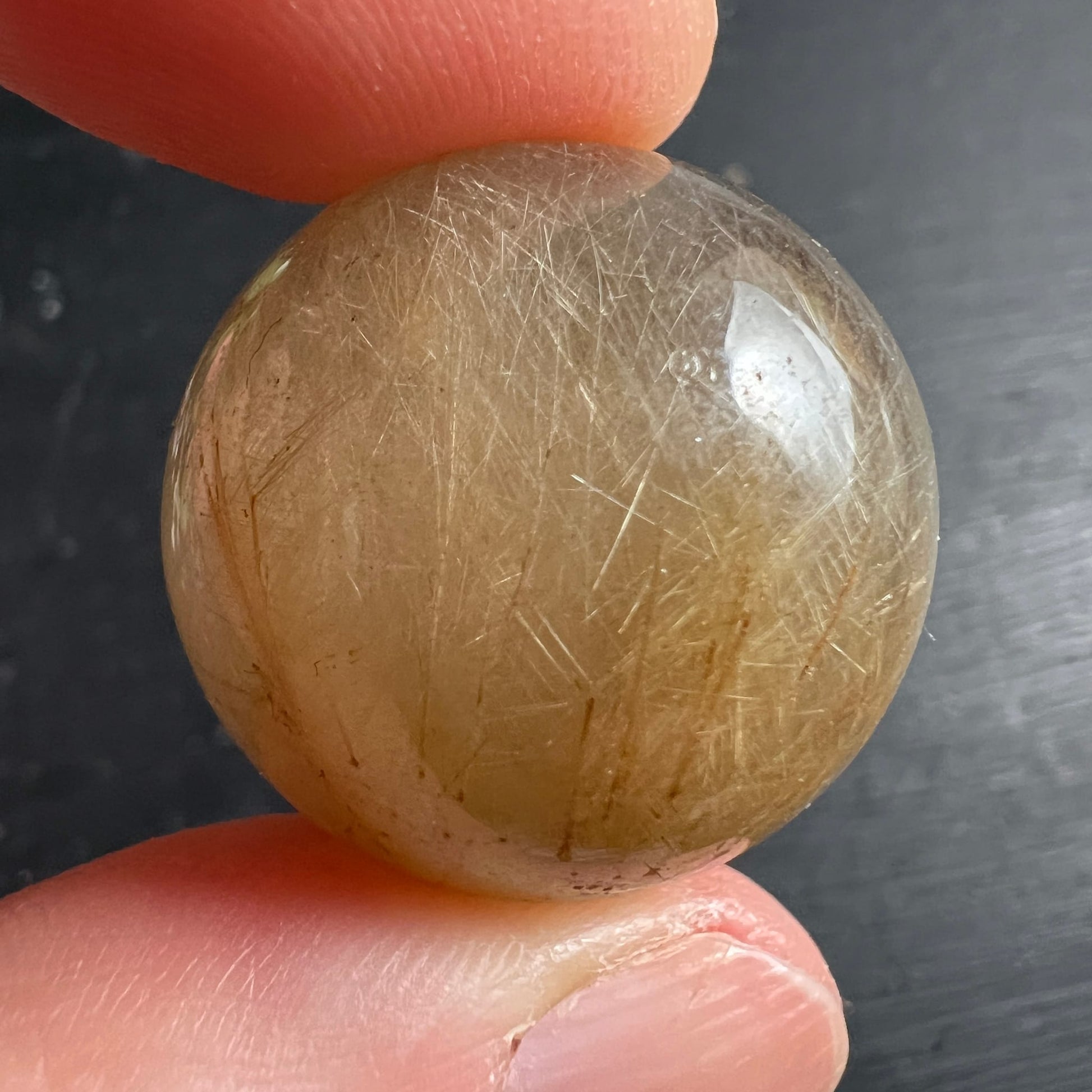 Goldrutilquarz Kugel | Fingerhalterung | zarte Nadelstruktur | transparenter Kern | Happy Minerals
