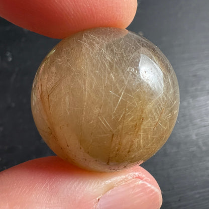 Goldrutilquarz Kugel | Fingerhalterung | zarte Nadelstruktur | transparenter Kern | Happy Minerals